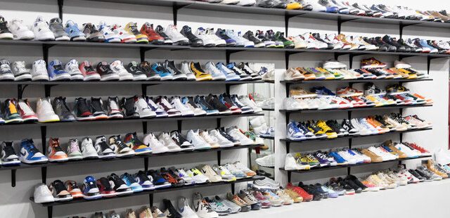 Bisnis Toko Sepatu Modern yang Menarik Minat Berbagai Kalangan