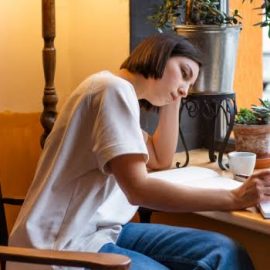 Mengapa Duduk Sendiri di Kafe Bisa Terasa Menyenangkan?